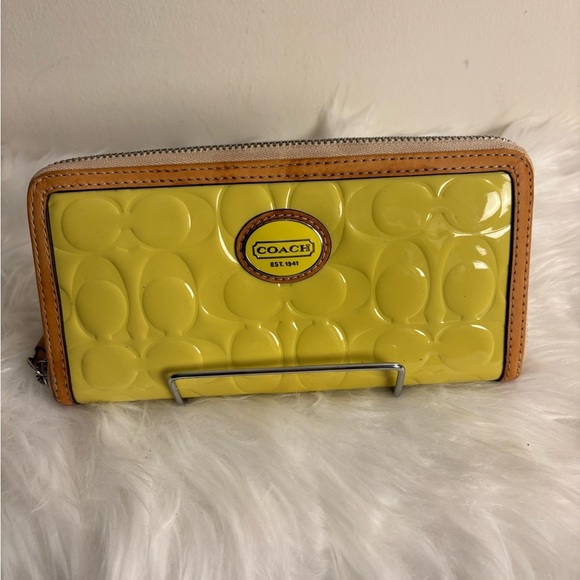 Coach Yellow Peyton Patent Leather Embossed Logo Zip Wallet - Picture 1 of 9